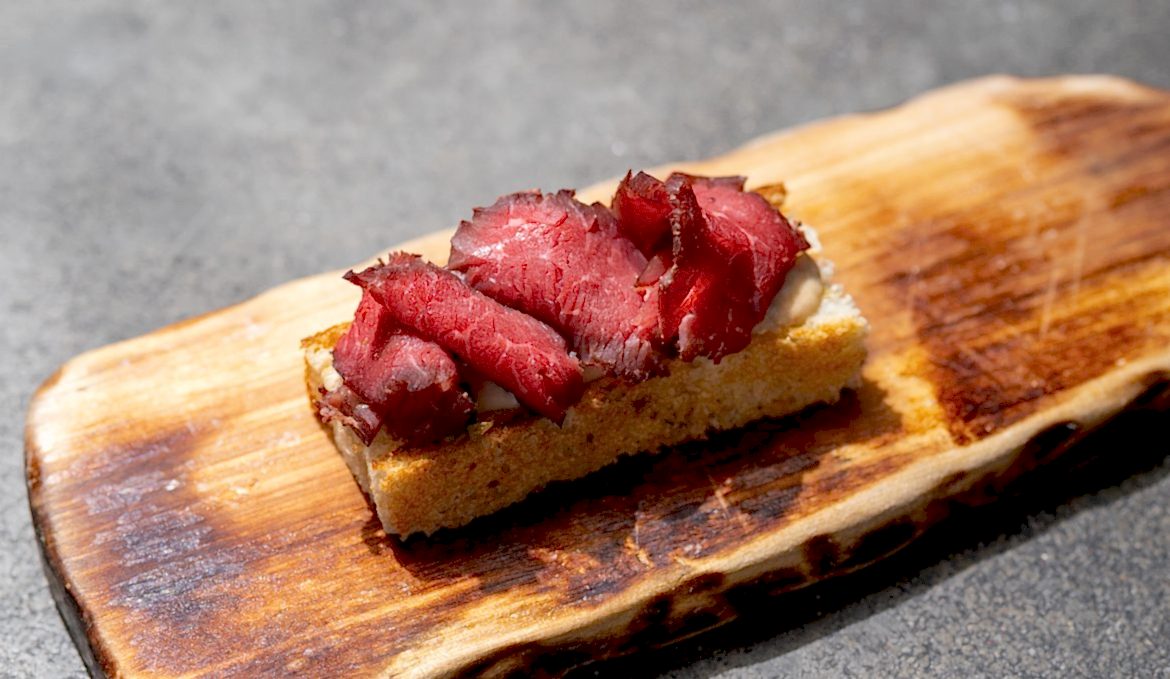 Брускетта/ томлёная телятина/ соус тоннато/ жареные каперсы