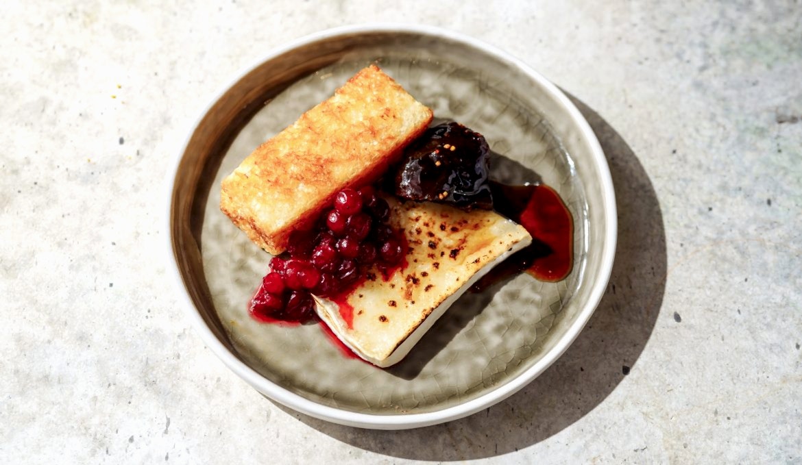 Запечённый камамбер/ бальзамический инжир/ пряная брусника