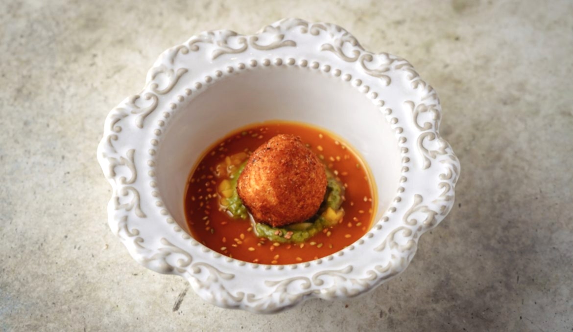 Пончик из креветки/ авокадо/ манго/ чили