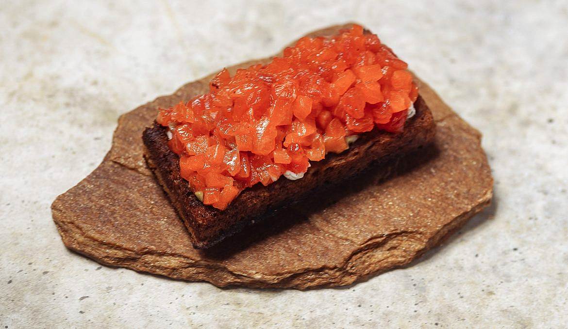 Тартар из лосося/ томаты/ авокадо/ вафля