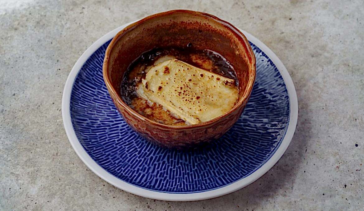 Луковый суп/ камамбер/ пармезан