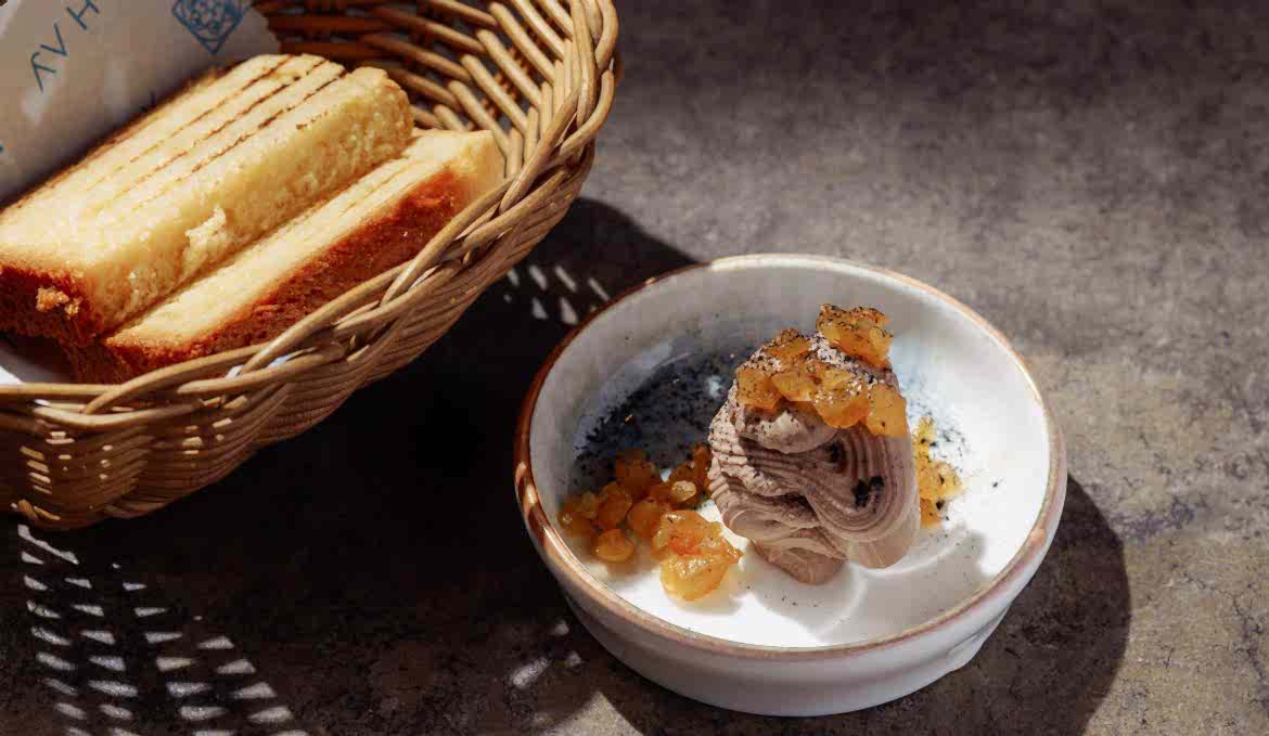 Паштет из печени цыплёнка/ карамельные яблоки/ бриошь