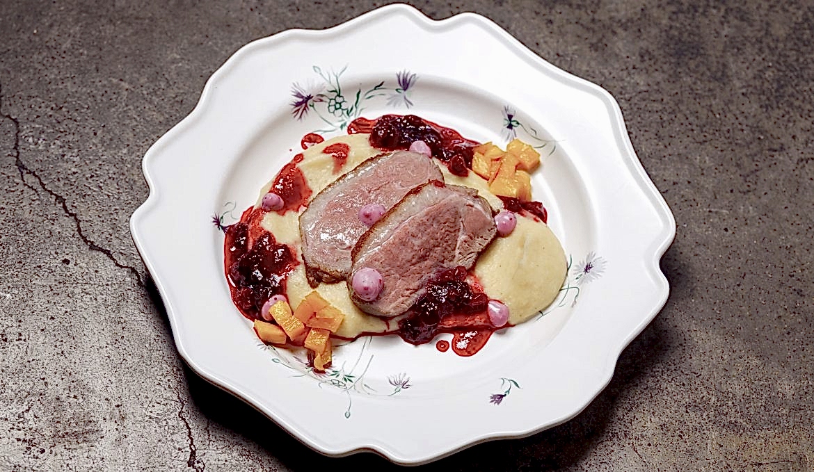 Утка конфи/ крем из цветной капусты/ трюфельное масло