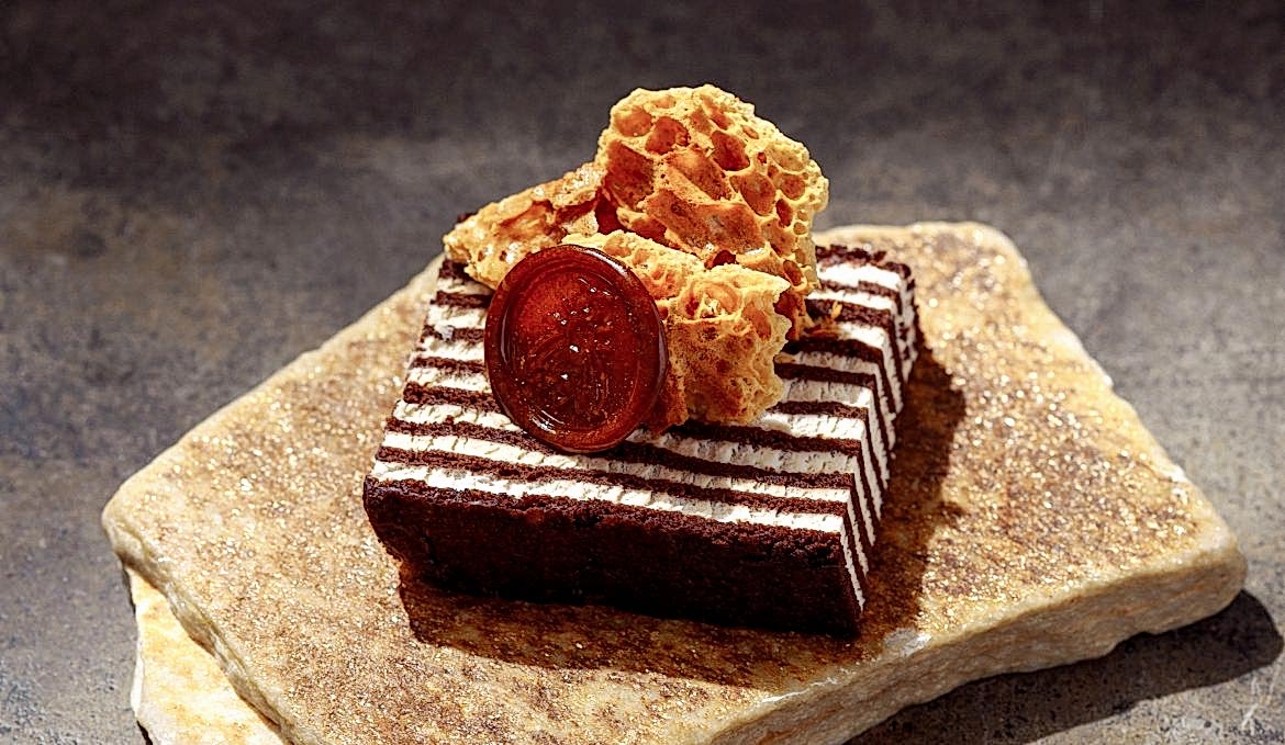 Шоколадный медовик/ деревенская сметана/ хрустящая карамель