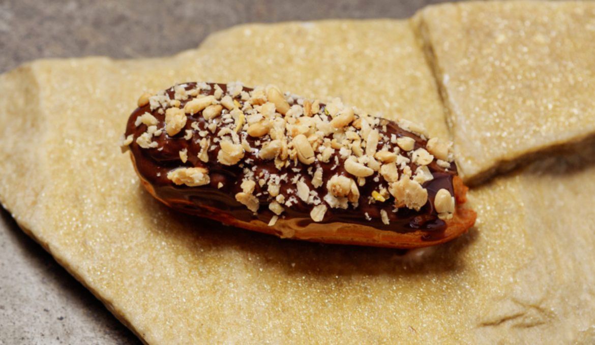 Эклер/ сырный крем/ кедровый орех