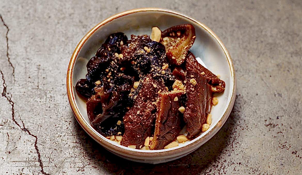 Грибы шиитаке/ муэр/ острый соус