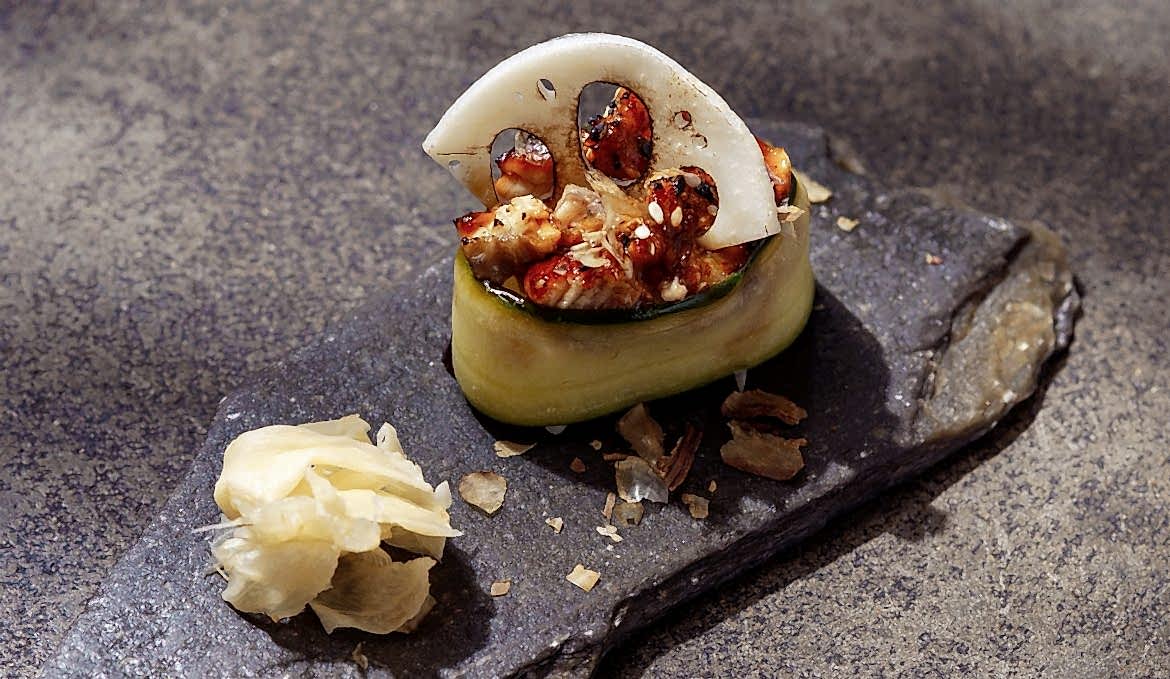 Гункан с угрём/ огурец/ соус унаги/ корень лотоса