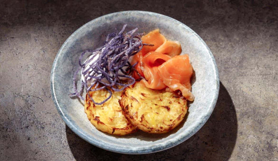 Картофельные драники/ лосось/ сметана/ хрен