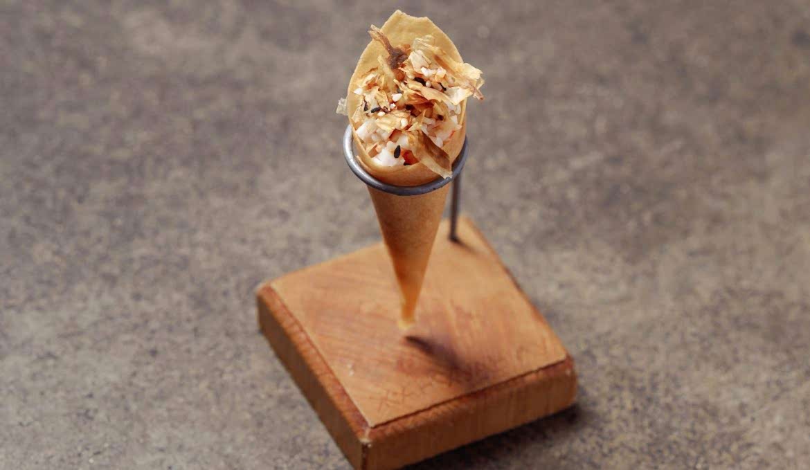 Корнет/ креветки/ сливочный крем/ стружка тунца