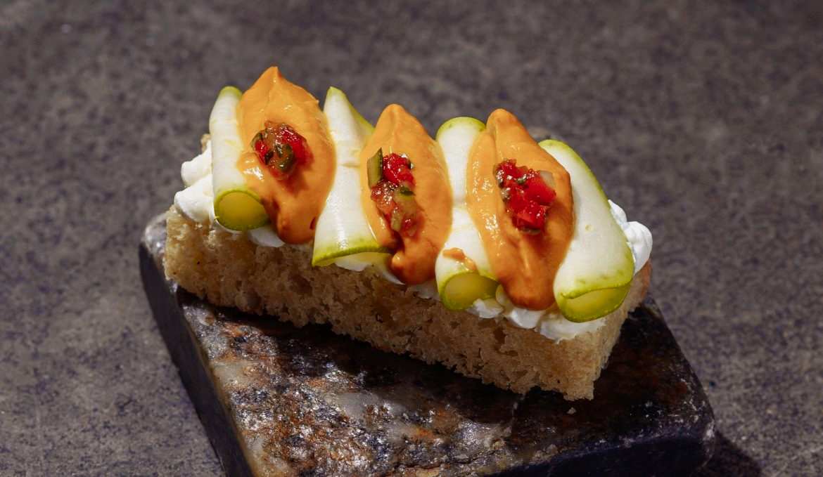 Ржаной хлеб/ кабачковая икра/ овощная сальса