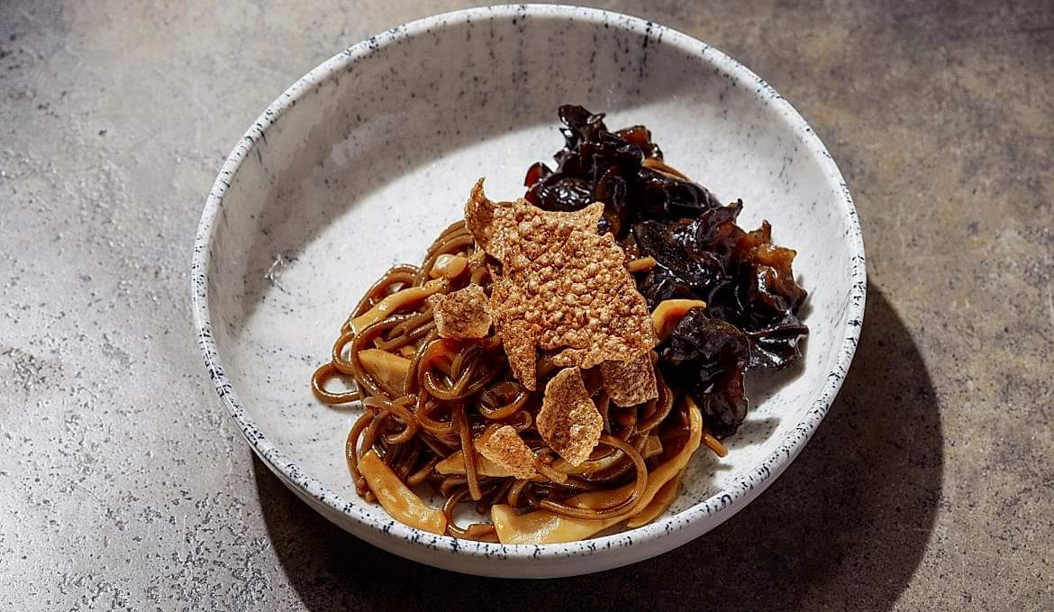 Соба с кальмаром/ муэр/ устричный соус