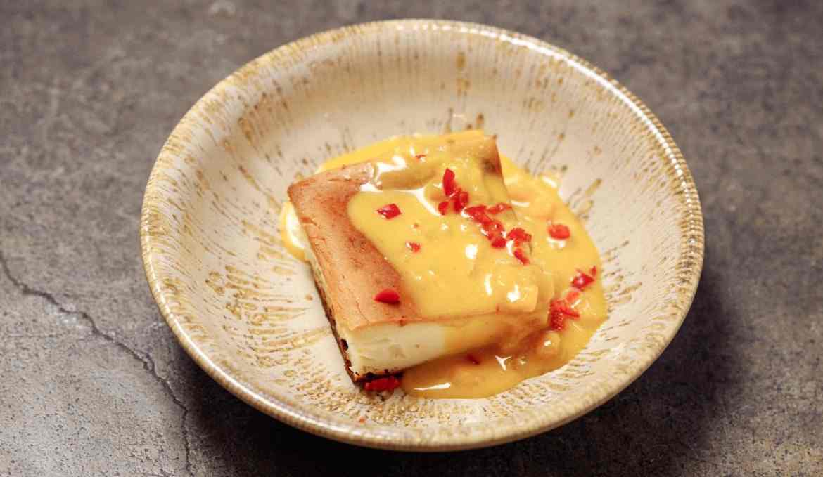 Чизкейк Сан-Себастьян/ соус манго/ чили